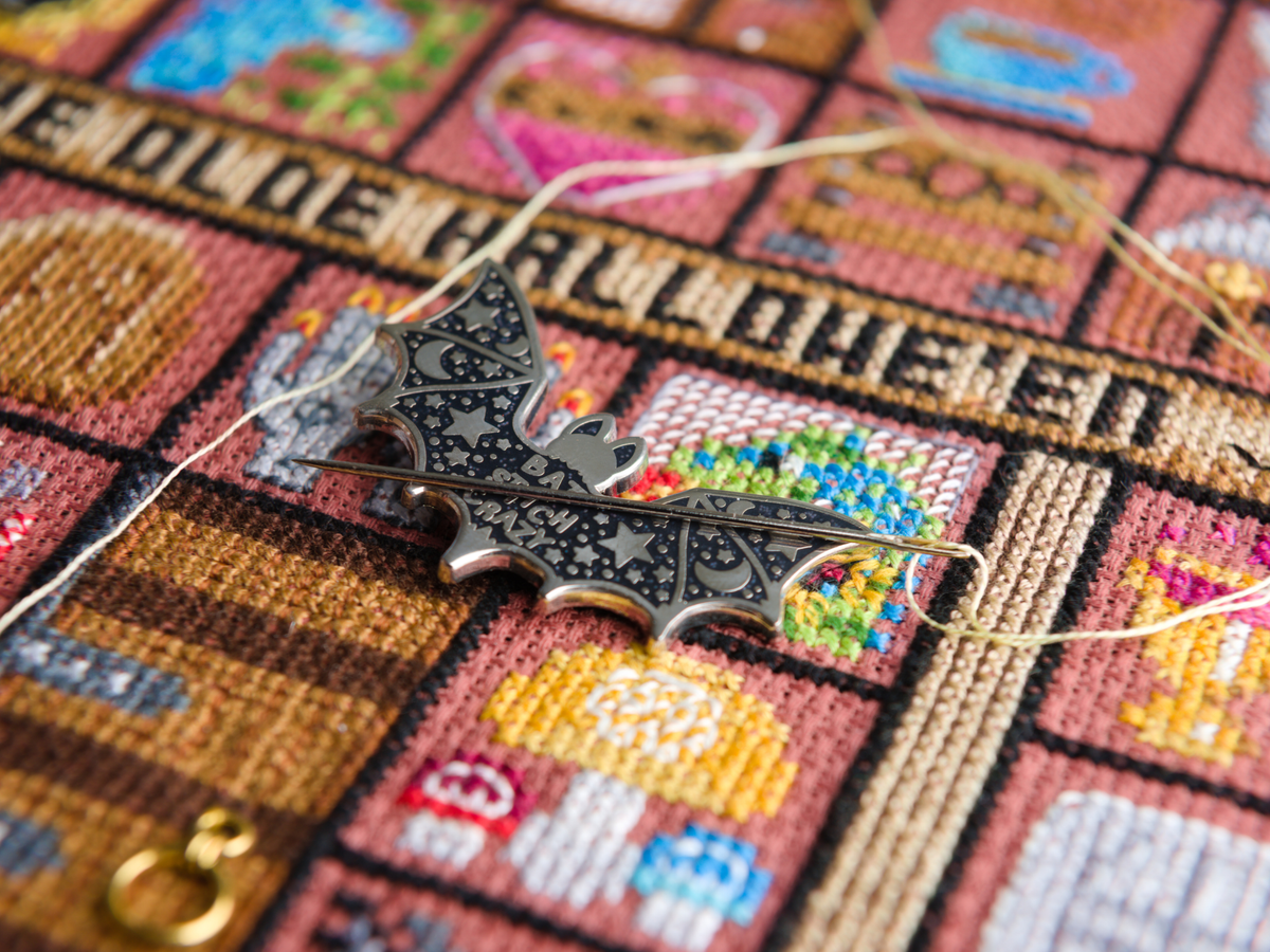 Bat Stitch Crazy Gold Needle Minder