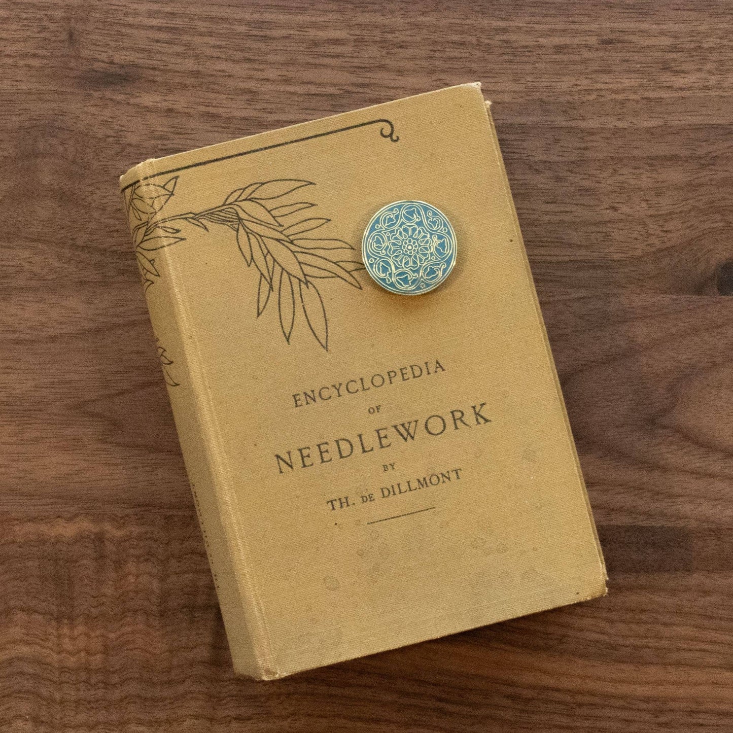 Arcadian Rose Needle Minder