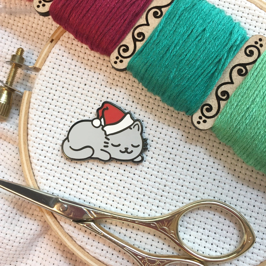 Sleepy Christmas Kitty Needle Minder