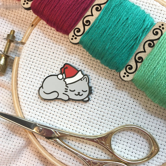Sleepy Christmas Kitty Needle Minder