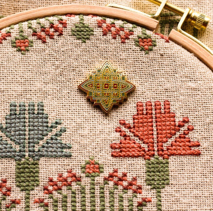 Knotwork Needle Minder
