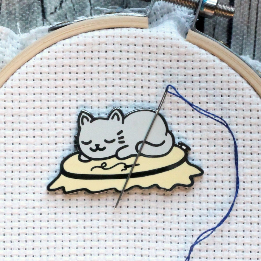 Sleepy Kitty Needle Minder