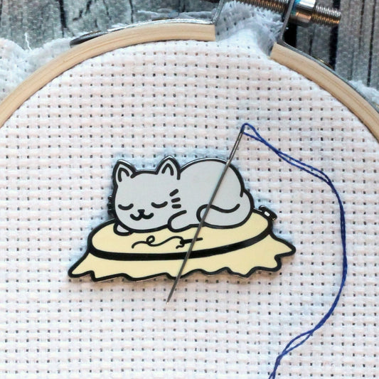 Sleepy Kitty Needle Minder