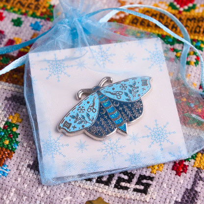 Snow Moth Needle Minder