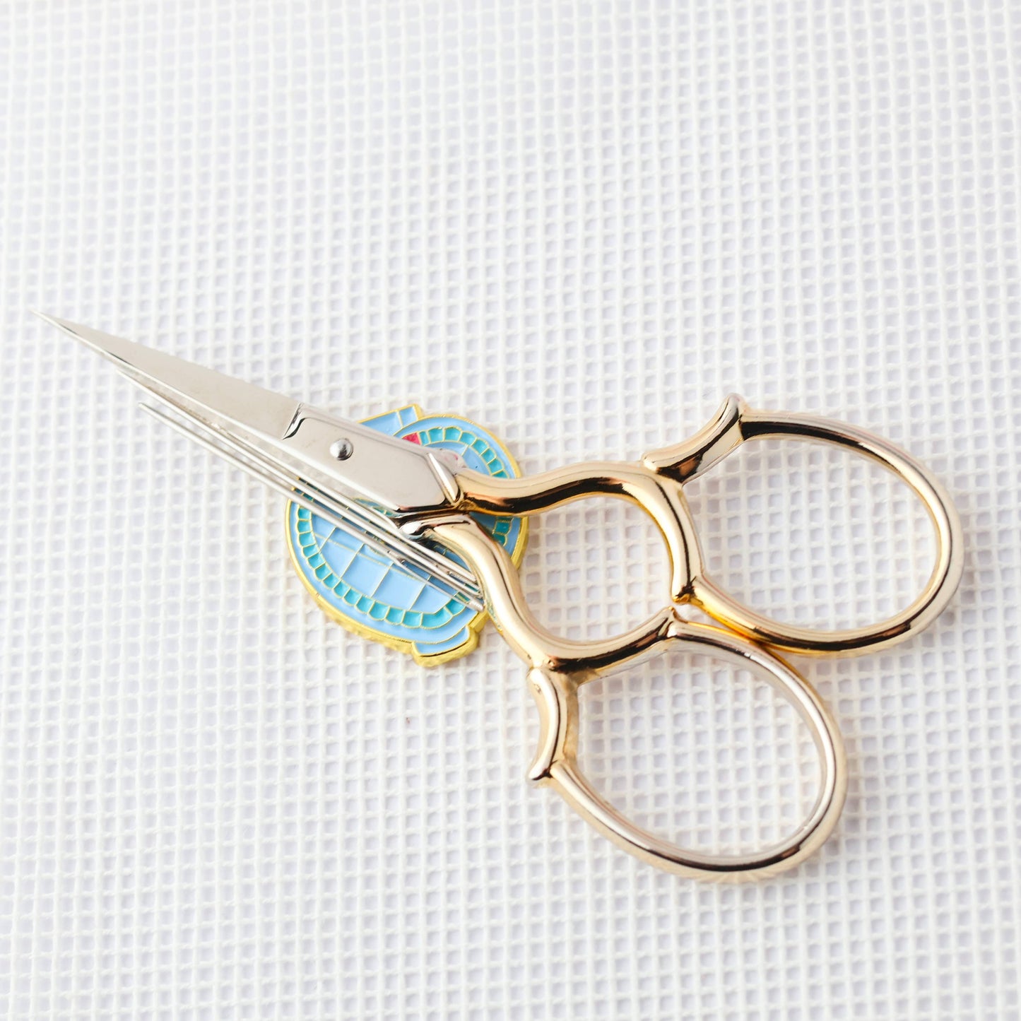Blue Pocket Doll Compact Needle Minder