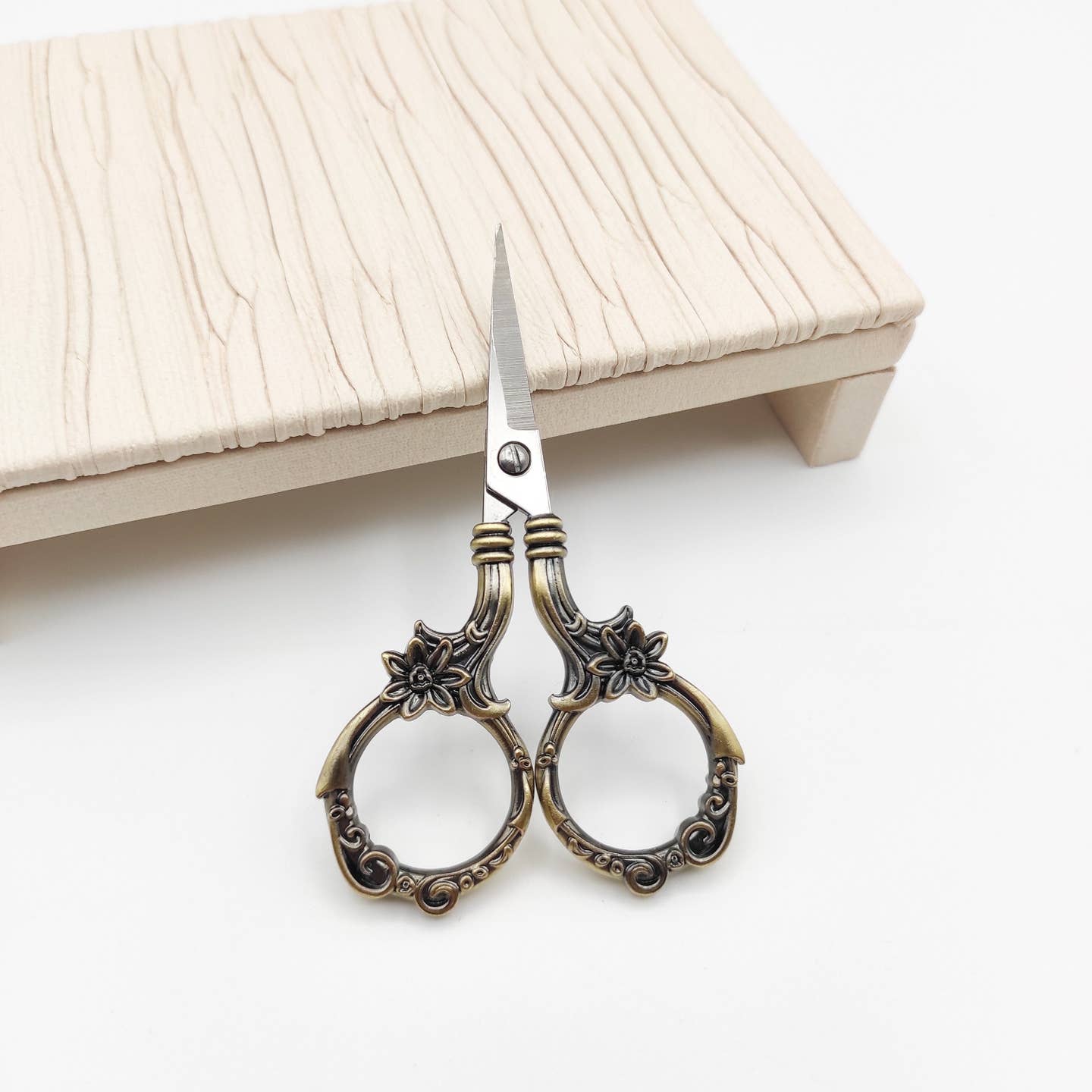 Daisy Vintage Style Small Scissor